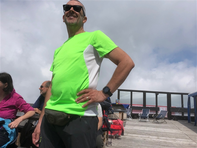 Massimo dopo la faticosa salita con i vestiti che vanno dallo scuro al chiaro per il sudore.